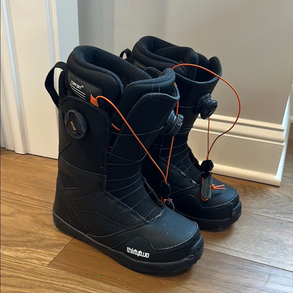 Black and Orange Snowboard Boots with Reinforced Panels